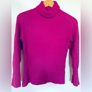 Suzy Shier Turtle neck sweater - size M